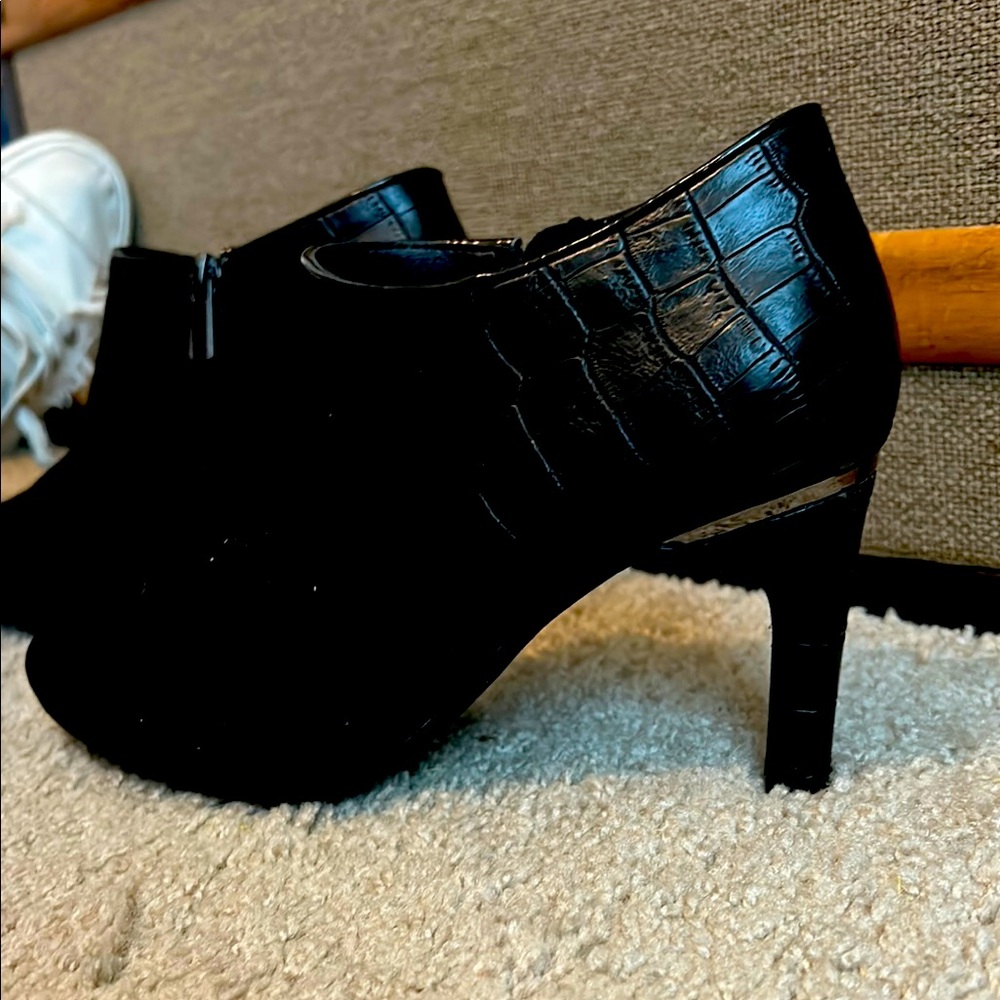 Elegant Black Croc-Embossed Heels
